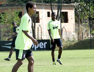 Roger e Gilberto no treino do Atlético-MG (Foto: Lucas Catta Prêta / GLOBOESPORTE.COM)