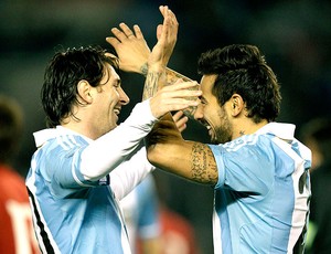 Ezequiel Lavezzi e Messi comemoram no amistoso da Argentina contra a Albânia (Foto: AP)