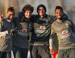 Neymar, Pato, Ganso e Robinho no treino da Seleção (Foto: AP)