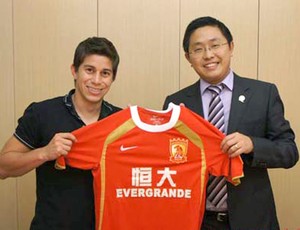 Conca com o presidente do Guangzhou Evergrande (Foto: Divulgação / Site Oficial)