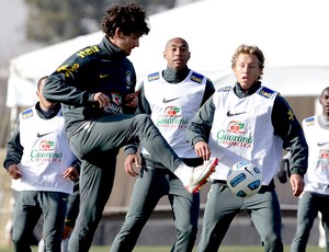 Pato no treino da Seleção (Foto: Mowa Press)