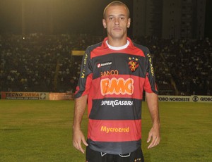 Thiaguinho, jogador do Sport, na Ilha do Retiro (Foto: Divulgação)