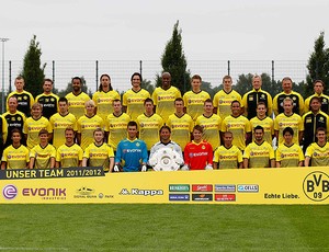 Borussia Dortmund posa para a temporada 2011/12 com a taça (Foto: Reuters)