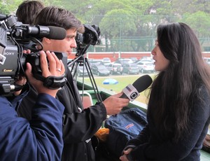 reporter chinesa treino fluminense (Foto: Edgard Maciel de Sá / Globoesporte.com)