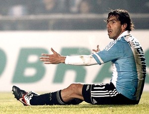 Tevez no jogo da Argentina contra a Colômbia (Foto: Reuters)