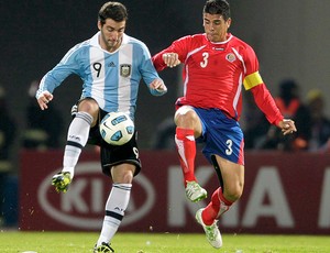 Higuain Argentina Johnny Acosta Costa Rica (Foto: Reuters)