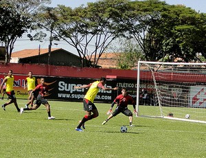 jogadores no treino do Atlético-GO  (Foto: Divulgação / Site Oficial)