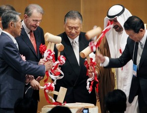 Jacques Rogge , Yoshiaki Tsutsumi e Ahmad Fahad Al-Sabah candidatura Tóquio 2020 (Foto: ap)