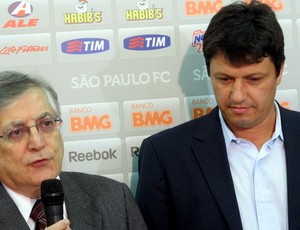 João Paulo de Jesus Lopes com o técnico Adílson Batista (Foto: Marcelo Prado / GLOBOESPORTE.COM)