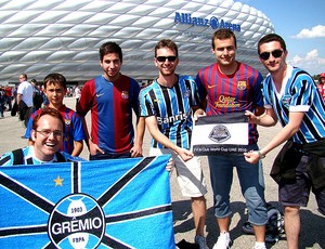 torcedores do Grêmio com a torcida do Barcelona na Alemanha (Foto: Felipe Rocha / Globoesporte.com)
