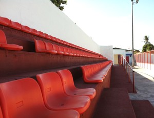 Cadeiras laranjas do estádio Antony Costa (Foto: Luana Andrade/Globoesporte.com)