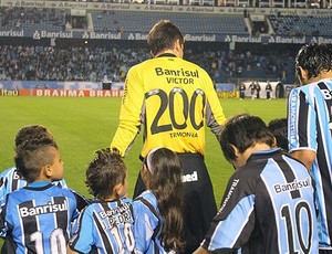 goleiro Victor do Grêmio recebe homenagem por jogo 200 (Foto: Divulgação / Site Oficial do Grêmio)