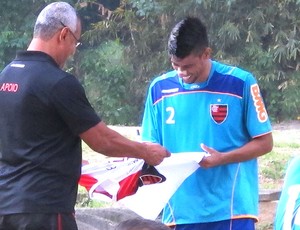 Léo Moura no treino do Flamengo, dando autógrafos (Foto: Janir Junior / Globoesporte.com)