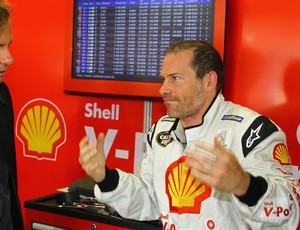 Não deu: após a classificação, Villeneuve tenta explicar à equipe o mau resultado na pista (Foto: Carsten Horst)