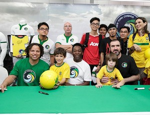 Cobi Jones, Pelé e Cantona no Cosmos (Foto: Divulgação / Site Oficial)