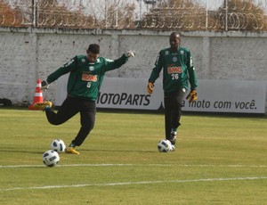 Vanderlei e Edson Bastos, goleiros do Coritiba (Foto: Gabriel Hamilko / GloboEsporte.com)