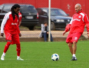 Guinazu e Tinga no treino do Internacional (Foto: Lucas Uebel / Vipcomm)