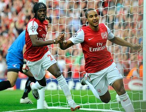Theo Walcott comemora gol do Arsenal contra o Udinese (Foto: Reuters)