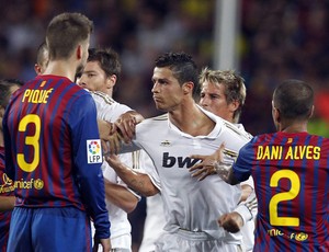 Cristiano Ronaldo em confusão, Barcelona x Real Madrid (Foto: EFE)