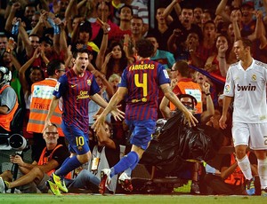 Messi e Fabregas comemoram gol do Barcelona sobre o Real Madrid (Foto: Getty Images)