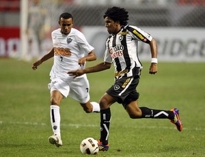 Serginho e Cortes, Botafogo x Atlético-MG (Foto: Marcos de Paula/Agência Estado)