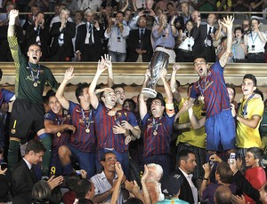 jogadores do Barcelona levantam a taça da Supercopa (Foto: EFE)