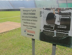 estádio prudentão placa ronaldo (Foto: Diego Ribeiro / Globoesporte.com)