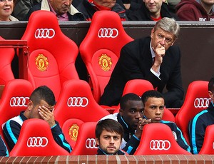 Arsene Wenger, técnico do Arsenal, no banco durante a derrota para o Manchester (Foto: Getty Images)