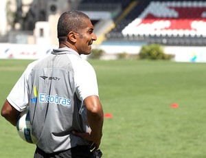 Cristovão, auxiliar de Ricardo Gomes, no treino do Vasco (Foto: Alexandre Cassiano / Agência O Globo)
