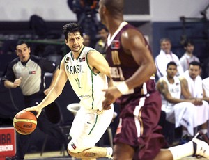 Giovannoni na partida do Brasil contra a Venezuela no basquete (Foto: EFE)