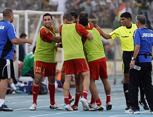 Jogadores da Jordânia comemoram gol contra o Iraque (Foto: Reuters)