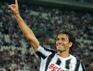 Luca Toni comemora primeiro gol do Juventus em inauguracao do estadio (Foto: Getty Images)