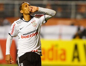 Liedson treino Corinthians (Foto: Marcos Ribolli / Globoesporte.com)