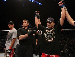 Jake Ellenberger comemora vitoria sobre Jake Shields (Foto: Divulgação/UFC)