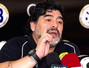 Maradona durante coletiva do Al Wasl (Foto: AP)