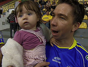 Keké, do São José, leva sua filha ao jogo contra o Corinthians, pela Liga Futsal (Foto: Reprodução SporTV)