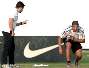 Adriano no treino do Corinthians (Foto: Ag. Estado)