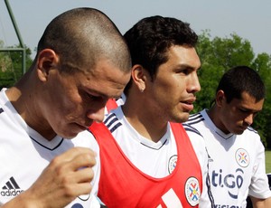 Dario Veron e Cabanas no treino do Paraguai (Foto: Reuters)
