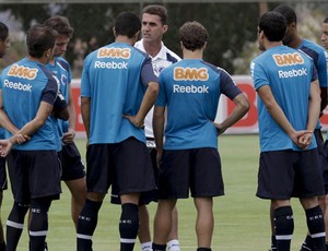 Técnico do Cruzeiro, Vágner Mancini, conversa com jogadores (Foto: Washington Alves/VIPCOMM)