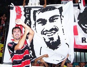 Alexandre Oliveira virou bandeira na torcida do Santa Cruz (Foto: Divulgação/Santa Cruz)