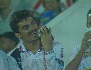 Alexandre Oliveira na torcida pelo Santa Cruz, em 1998 (Foto: TV Globo Nordeste)