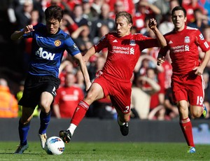 Park e Lucas, Liverpool x Manchester United (Foto: Reuters)