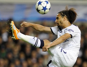 Benoit Assou-Ekotto em jogo do Tottenham (Foto: AFP)