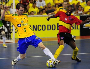 Carlinhos, do Brasil, disputa bola contra Chiquito, de Angola (Foto: Cristiano Borges/CBFS)