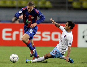 Alanzinho e Semen Fedotov, CSKA x Trabzonspor (Foto: AP)