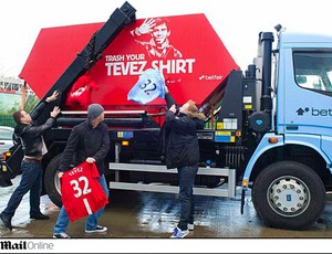 caminhão de lixo camisa tevez manchester city (Foto: Reprodução Daily Mail)