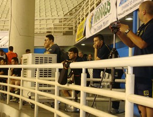 Comissão técnica brasileira acompanha a semifinal entre Rússia e Argentina no Grand Prix de futsal (Foto: Flávio Dilascio/GLOBOESPORTE.COM)