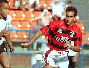 Edmundo jogando pelo Flamengo em 1995 (Foto: Arquivo / Gazeta Press)