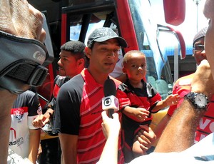 Atacante Fábio Santos no desembarque do Vitória em Salvador (Foto: Divulgação/E.C. Vitória)