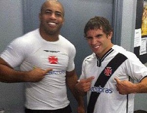 Lutador do UFC Chad Mendes posa com a camisa do Vasco, ao lado do seu técnico Fábio Pateta (Foto: Reprodução Facebook)